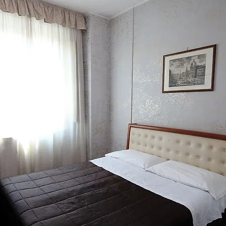 فندق Roma Room Hotel 3*
